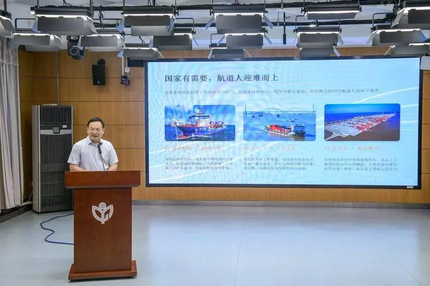 China Communications Shanghai Harbor Bureau narrates the first lesson of the school year, exploring the "dredging code."