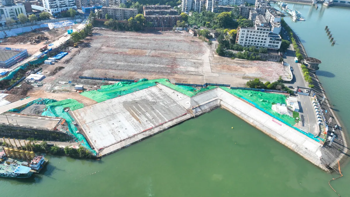 The main structure of the Gezhouba temporary terminal for the new Three Gorges waterway has been completed.