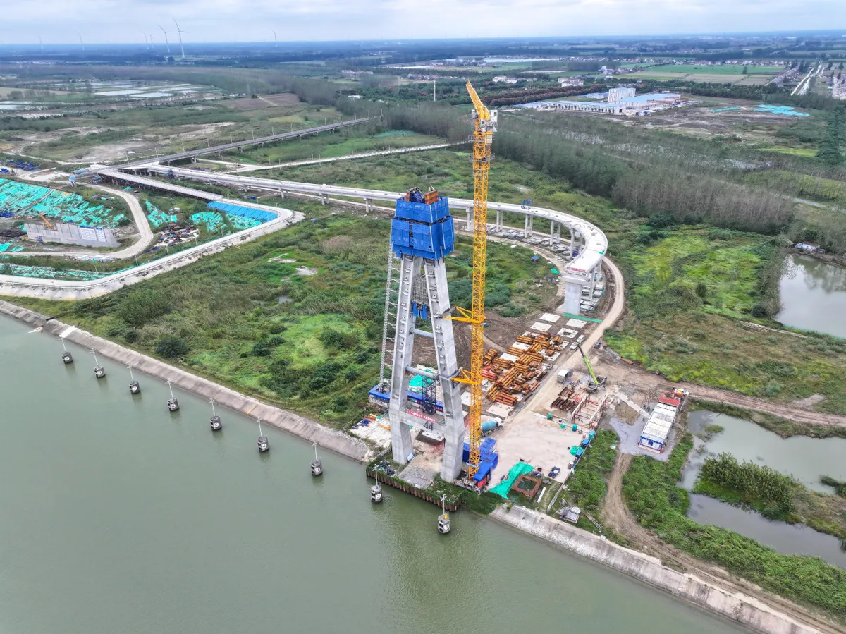 โครงการทางน้ำคลองเรือสองสายสะพานชนิดสายเคเบิลที่เมืองเซียนหลงเมืองเชียนเจียง ได้ก่อสร้างถึงยอดหอหลักแล้ว